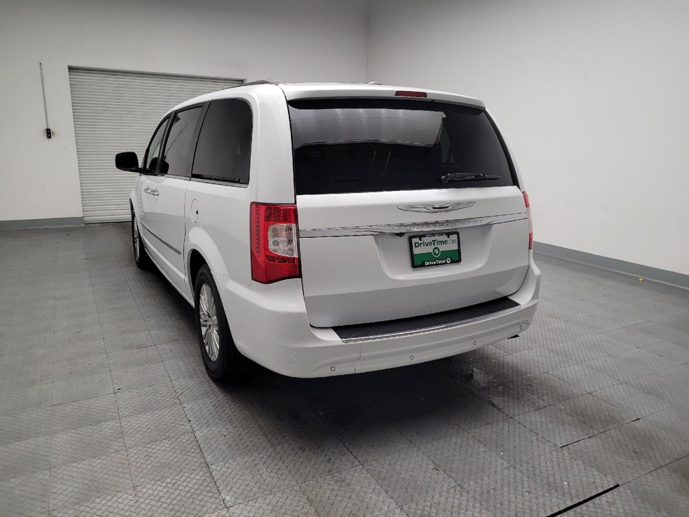 Used 2014 Chrysler Town & Country Touring-L FWD image 6
