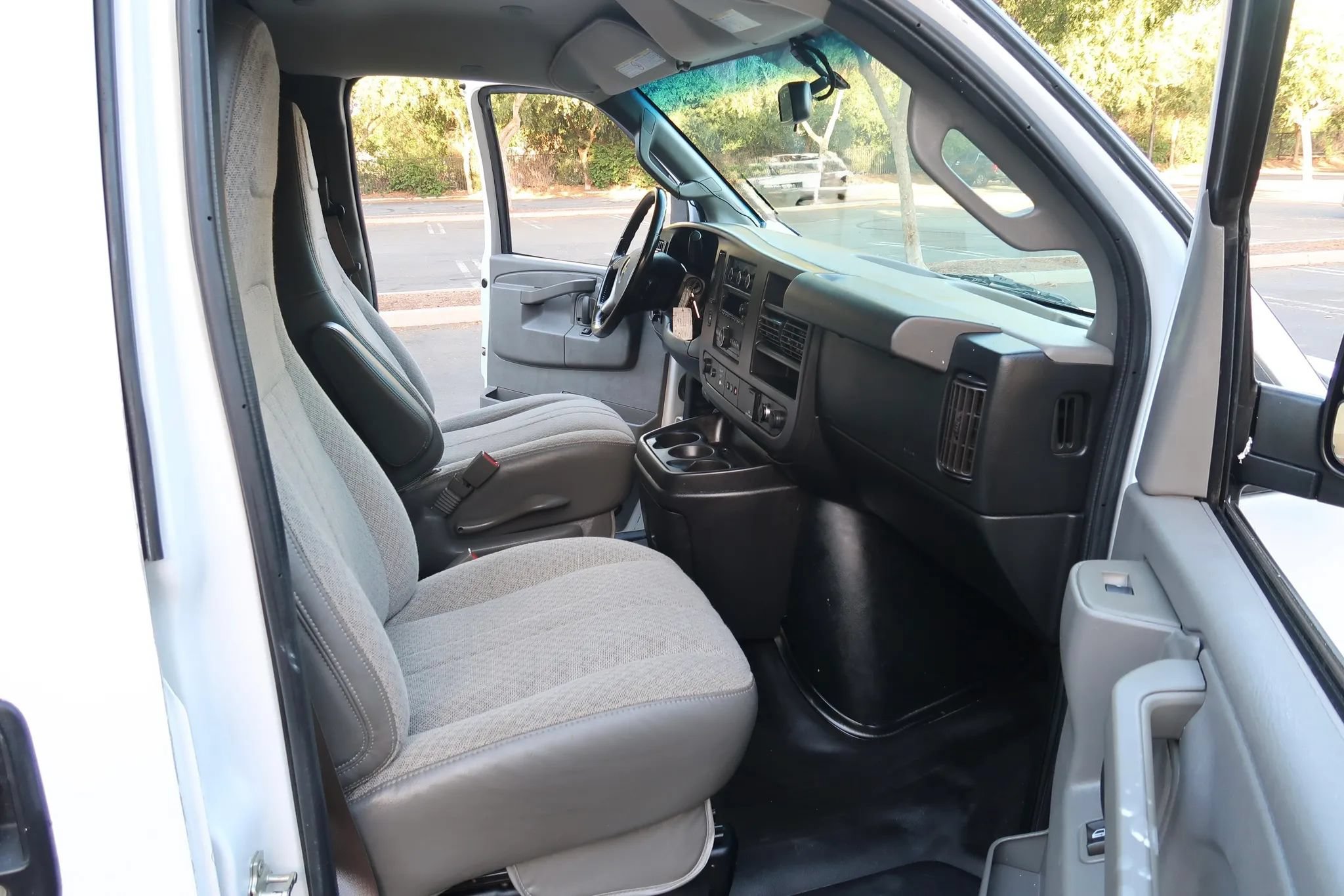 Used 2017 Chevrolet Express 2500 Extended RWD image 12