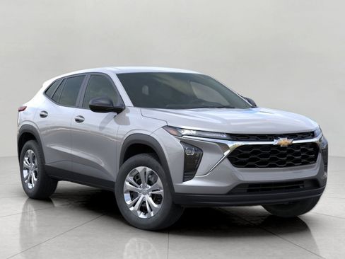 Used 2026 Chevrolet Trax LS FWD image 1