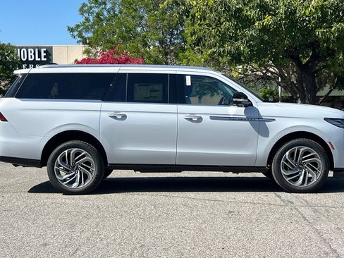 New 2026 Lincoln Navigator L Reserve AWD/4WD image 3