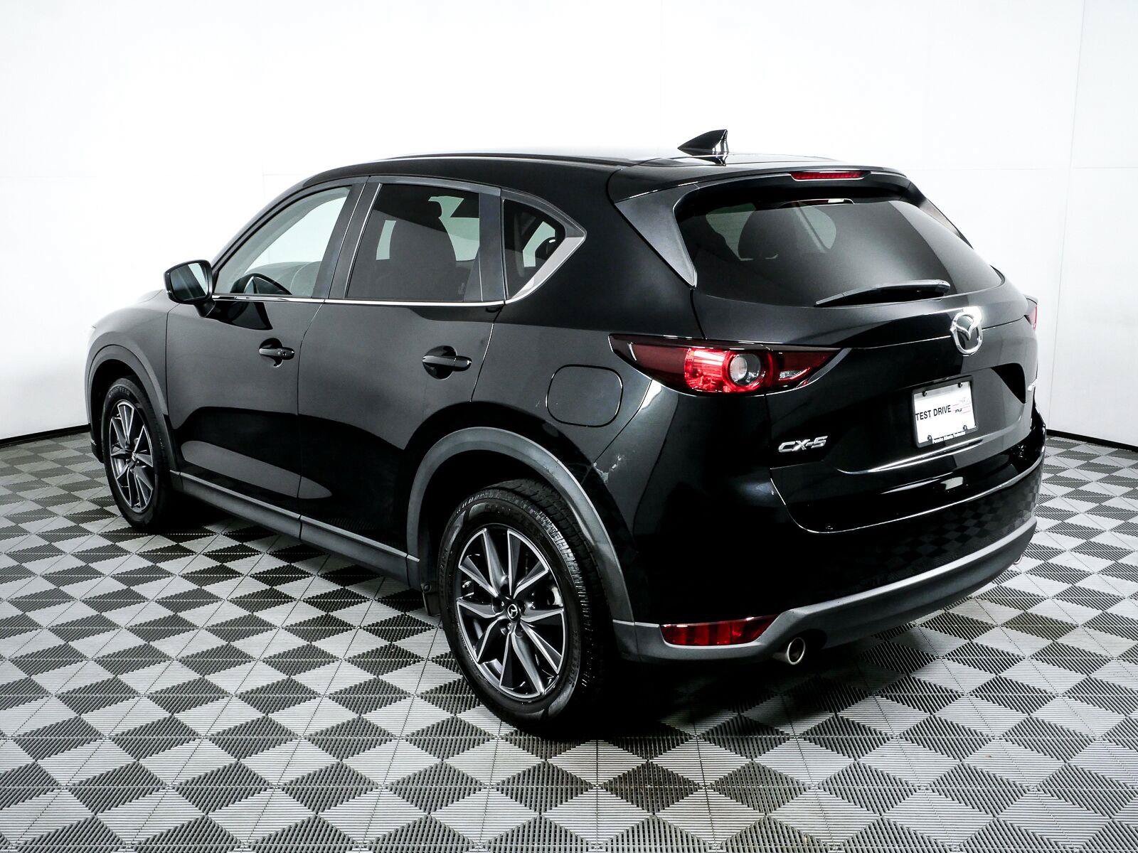 Used 2018 MAZDA CX-5 Touring w/ Preferred Equipment Package FWD image 3