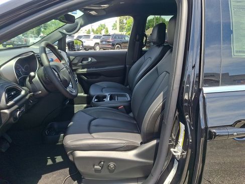 New 2027 Chrysler Pacifica Select FWD image 13