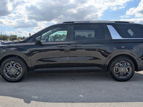 Certified 2025 Kia Carnival EX image 8