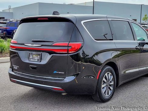 Used 2023 Chrysler Pacifica Touring-L FWD image 6