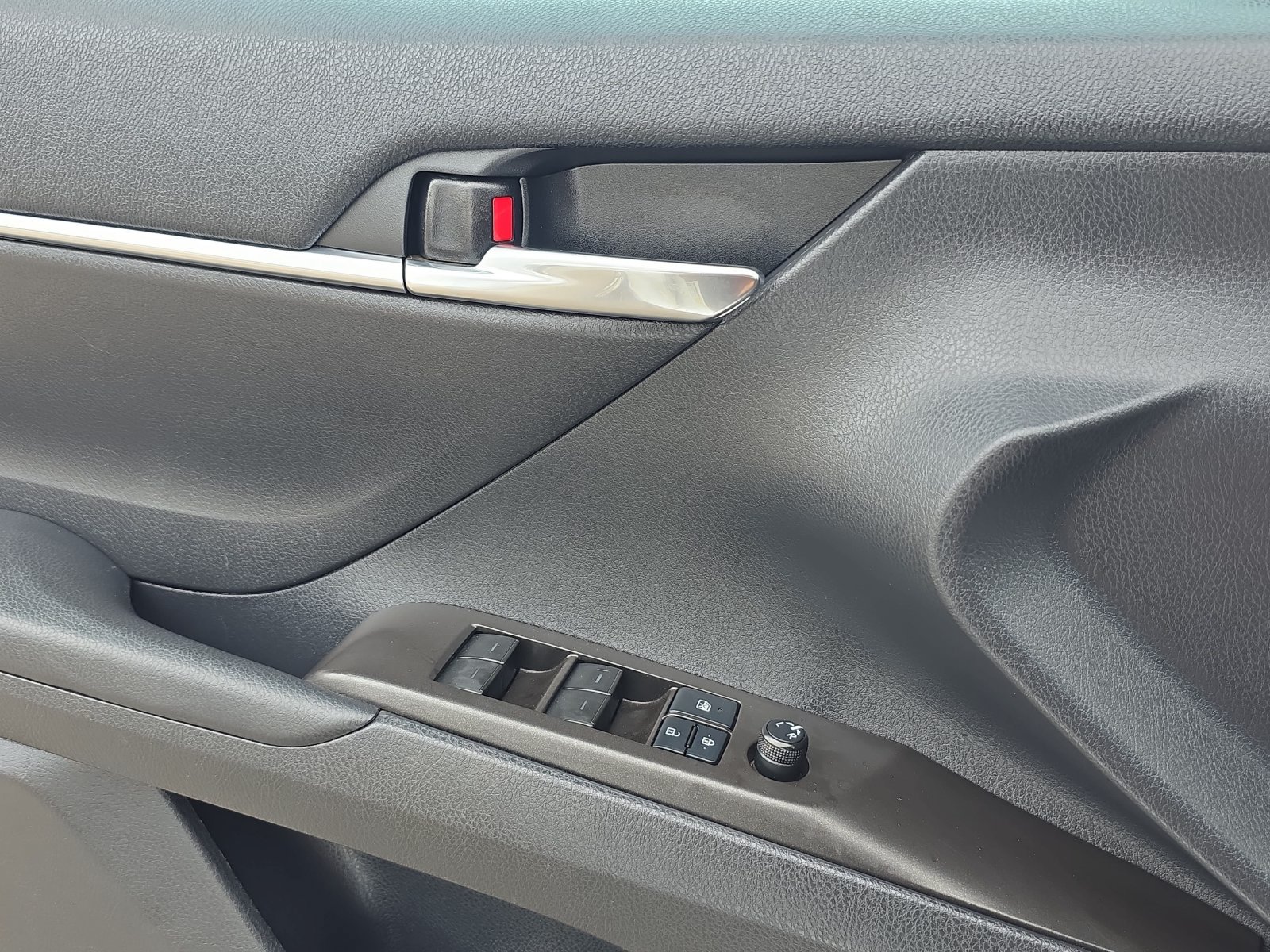Used 2022 Toyota Camry LE w/ Carpet Mat Package (TMS) FWD image 24