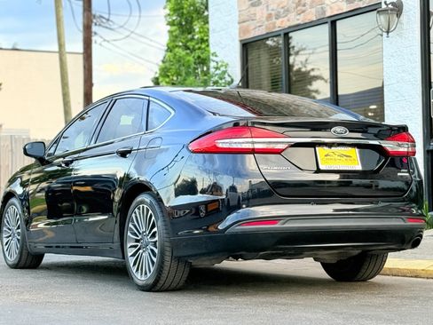 Used 2017 Ford Fusion SE w/ Fusion SE Technology Package FWD image 3