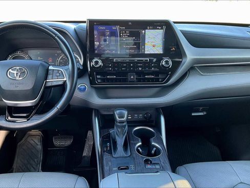 Used 2022 Toyota Highlander Limited image 9