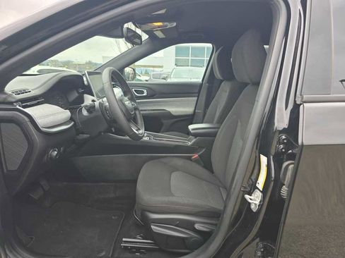 Used 2023 Jeep Compass Sport image 9