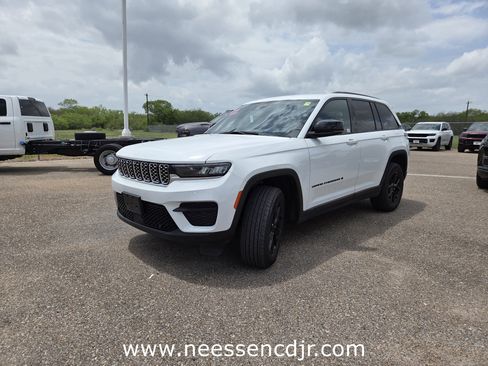 Used 2024 Jeep Grand Cherokee Altitude image 3