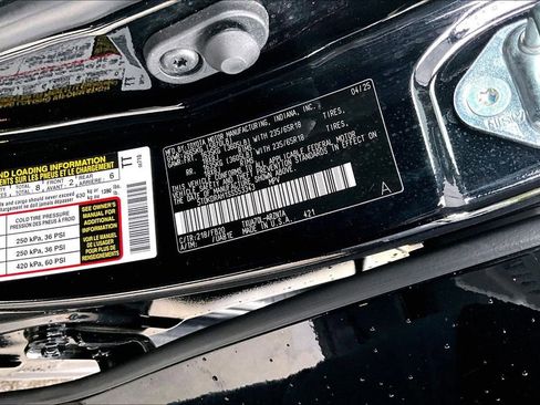 Used 2025 Toyota Highlander LE FWD image 17