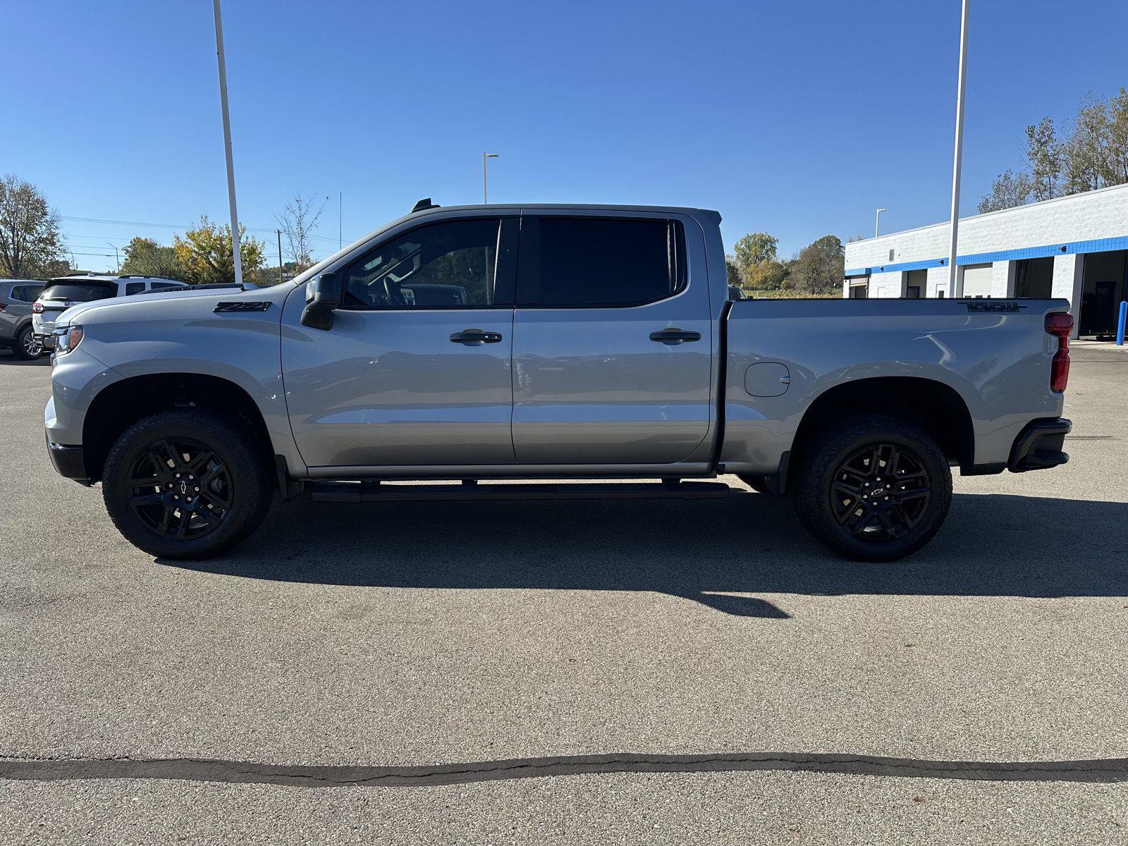 Used 2025 Chevrolet Silverado 1500 LT Trail Boss w/ Convenience Package II AWD/4WD image 2