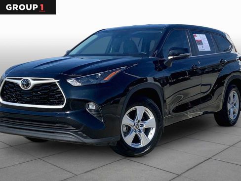 Used 2023 Toyota Highlander LE AWD/4WD image 1