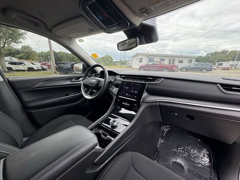 Used 2023 Jeep Grand Cherokee Laredo image 15