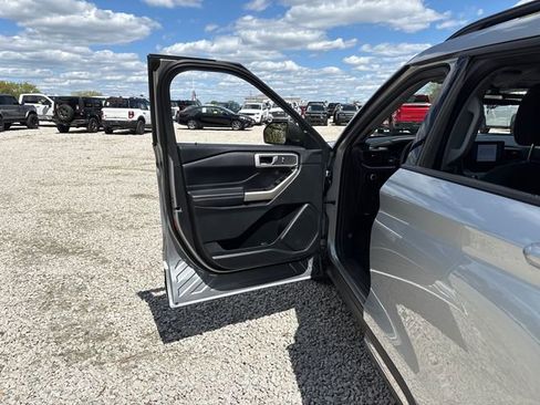Used 2023 Ford Explorer XLT AWD/4WD image 22
