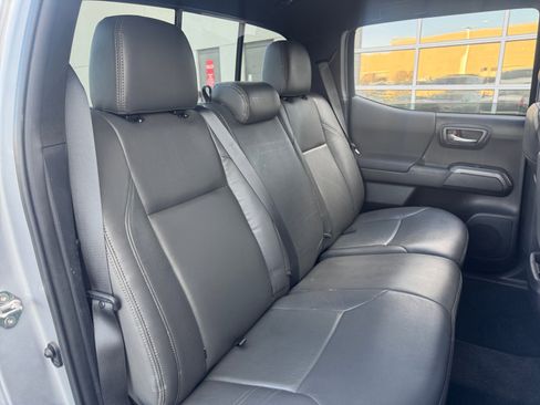 Used 2019 Toyota Tacoma TRD Sport w/ Technology Package image 18