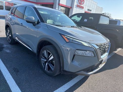 Used 2023 Nissan Rogue SL w/ SL Premium Package image 2