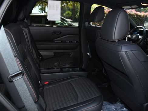 Used 2025 Nissan Pathfinder Rock Creek image 18