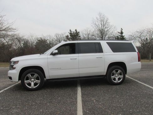 Used 2018 Chevrolet Suburban LT image 3