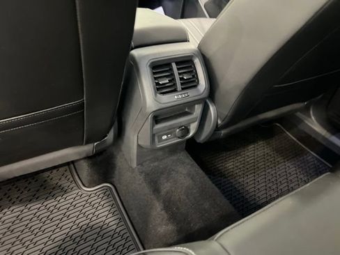 Used 2023 Volkswagen Tiguan SE AWD/4WD image 15