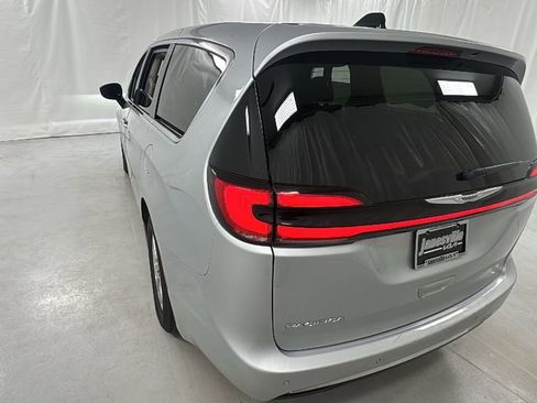 Used 2024 Chrysler Pacifica Touring-L FWD image 5
