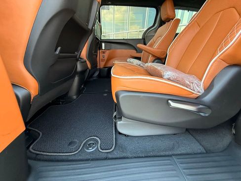 New 2026 Chrysler Pacifica Pinnacle FWD image 29