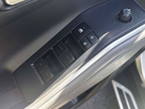 Used 2023 Toyota Highlander XLE AWD/4WD image 17