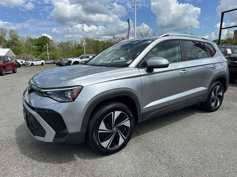 Used 2025 Volkswagen Taos SE AWD/4WD image 3