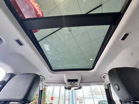 Used 2023 Land Rover Defender 110 S image 31