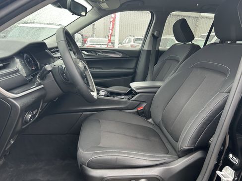 Used 2023 Jeep Grand Cherokee Laredo image 23