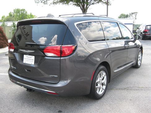 Used 2018 Chrysler Pacifica Limited FWD image 7