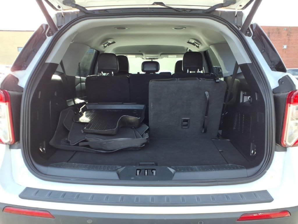 Used 2021 Ford Explorer XLT w/ Equipment Group 202A AWD/4WD image 17