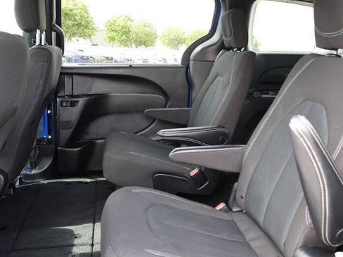 Used 2021 Chrysler Pacifica Touring w/ S Appearance Package FWD image 18