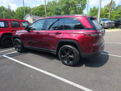 Used 2023 Jeep Grand Cherokee Limited w/ Black Appearance Package AWD/4WD image 3