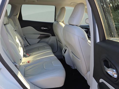 Used 2019 Jeep Cherokee Limited image 18