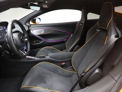 Used 2024 McLaren Artura image 22