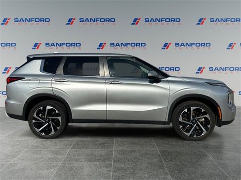 Used 2024 Mitsubishi Outlander SE image 6