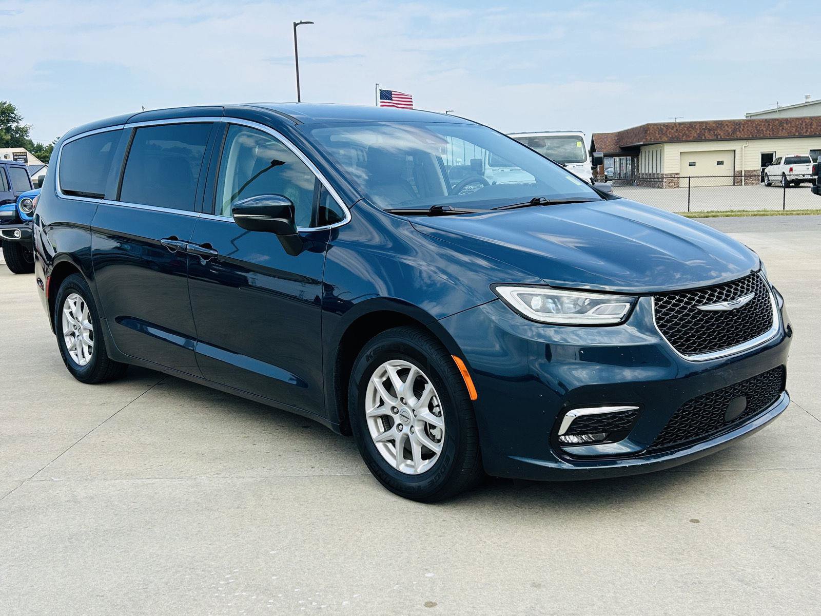 Used 2023 Chrysler Pacifica Touring-L FWD image 2