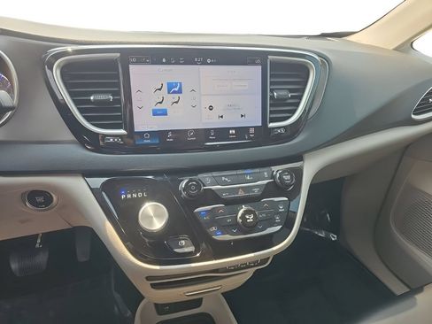 Used 2023 Chrysler Pacifica Touring-L FWD image 14