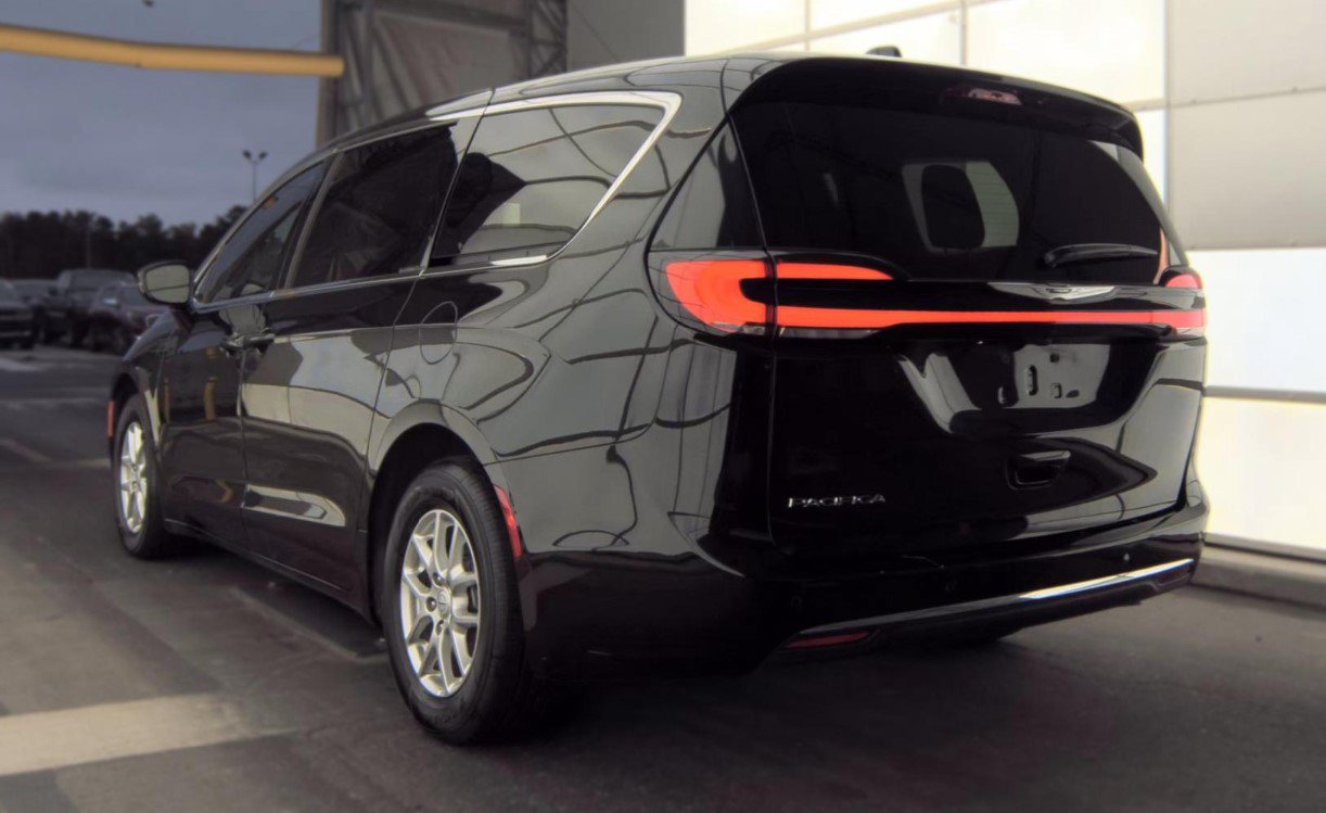 Used 2026 Chrysler Pacifica Select FWD image 6