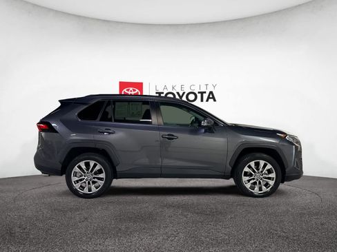 Used 2021 Toyota RAV4 XLE Premium image 9