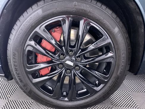 Certified 2025 Cadillac XT6 Sport w/ LPO, Onyx Lite Package image 17