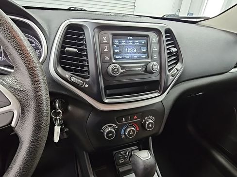Used 2016 Jeep Cherokee Sport image 13
