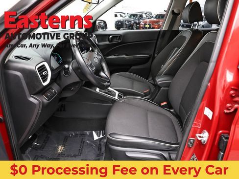 Used 2023 Hyundai Venue Limited FWD image 14