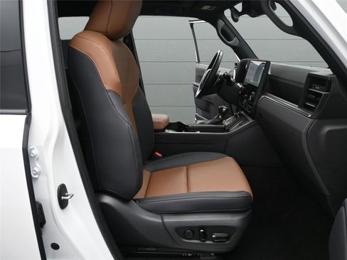 Used 2024 Lexus GX 550 image 16