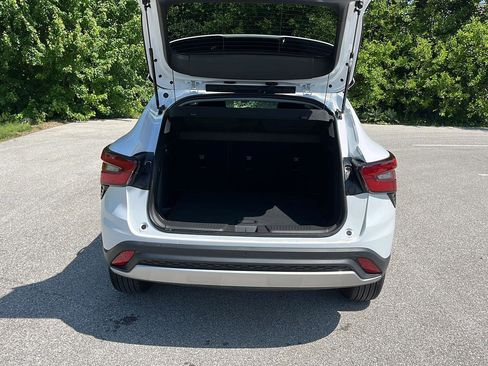 Used 2025 Chevrolet Trax LT w/ Driver Confidence Package FWD image 5