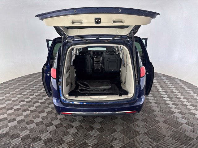 Used 2017 Chrysler Pacifica Touring-L FWD image 17