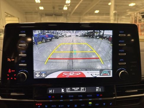 Used 2024 Toyota Sienna Limited image 24