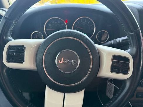 Used 2017 Jeep Wrangler Unlimited Sahara w/ Connectivity Group AWD/4WD image 15