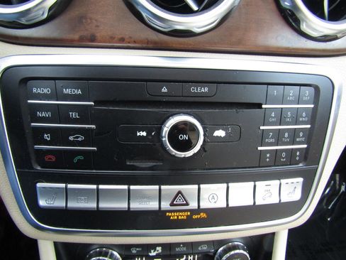 Used 2020 Mercedes-Benz GLA 250 4MATIC w/ Premium Package image 28