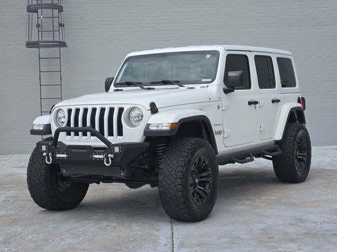 Used 2018 Jeep Wrangler Unlimited Sahara AWD/4WD image 3